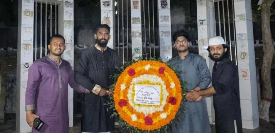 শহীদ মিনারে ফুল দিলো নিষিদ্ধ ছাত্রলীগ, ২৩ সেকেন্ডের ভিডিও ভাইরাল